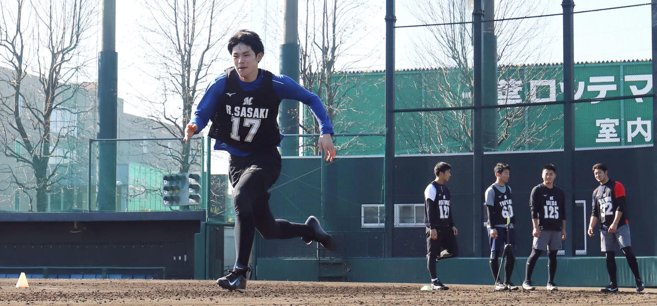 短距離計測でダッシュするロッテ佐々木朗希（撮影・垰建太）