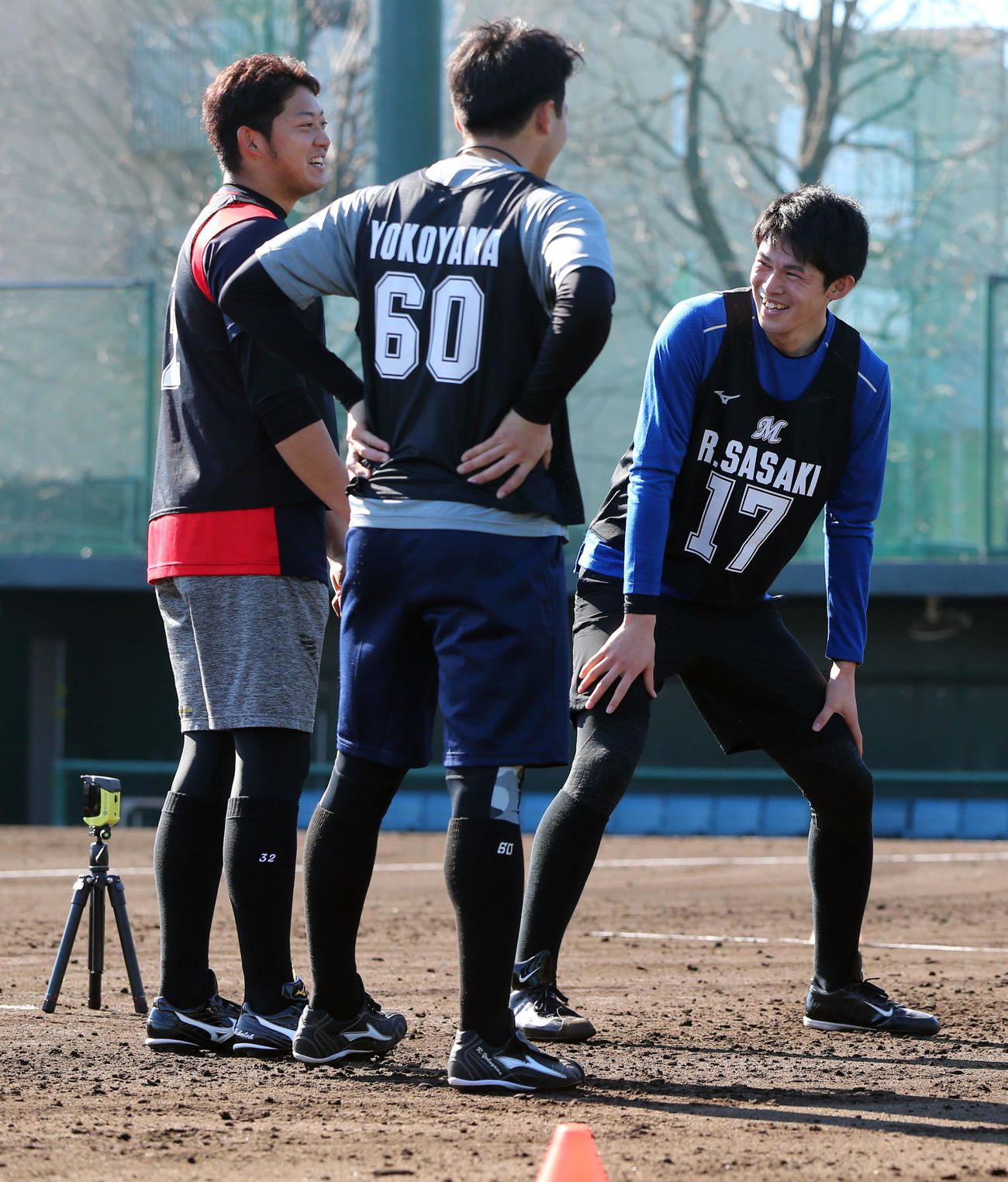 練習中、ロッテ佐藤（左）と笑顔を見せる佐々木朗希（撮影・垰建太）