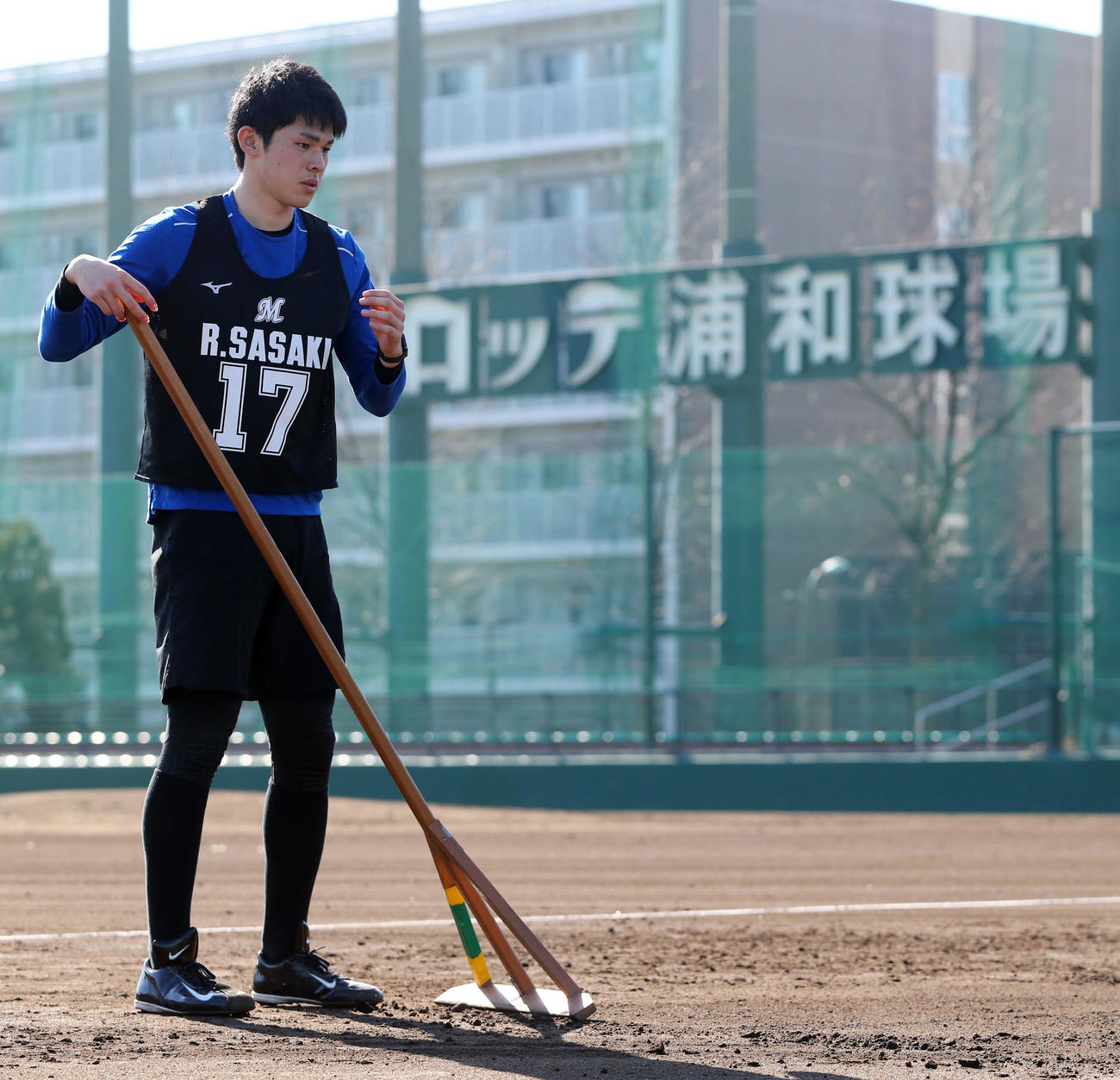 練習を終えマウンドをならすロッテ佐々木朗希（撮影・垰建太）