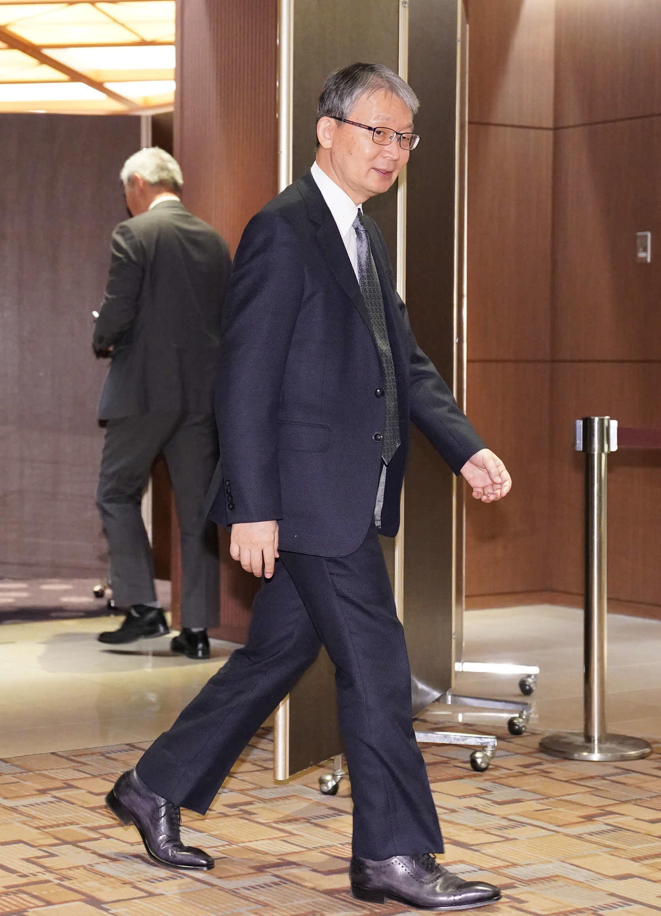 巨人スタッフ会議を終え、会議室を後にする山口寿一オーナー（撮影・加藤諒）