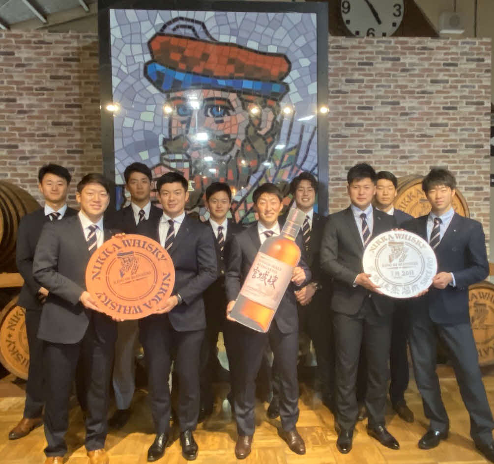 ニッカウヰスキー宮城峡蒸留所を見学し、記念撮影する楽天新人10選手（撮影・桑原幹久）