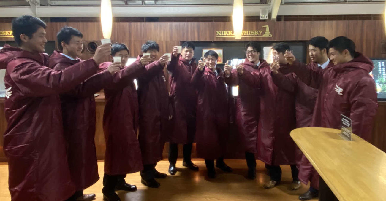 ニッカウヰスキー宮城峡蒸留所を見学し乾杯する楽天新人10選手（撮影・桑原幹久）
