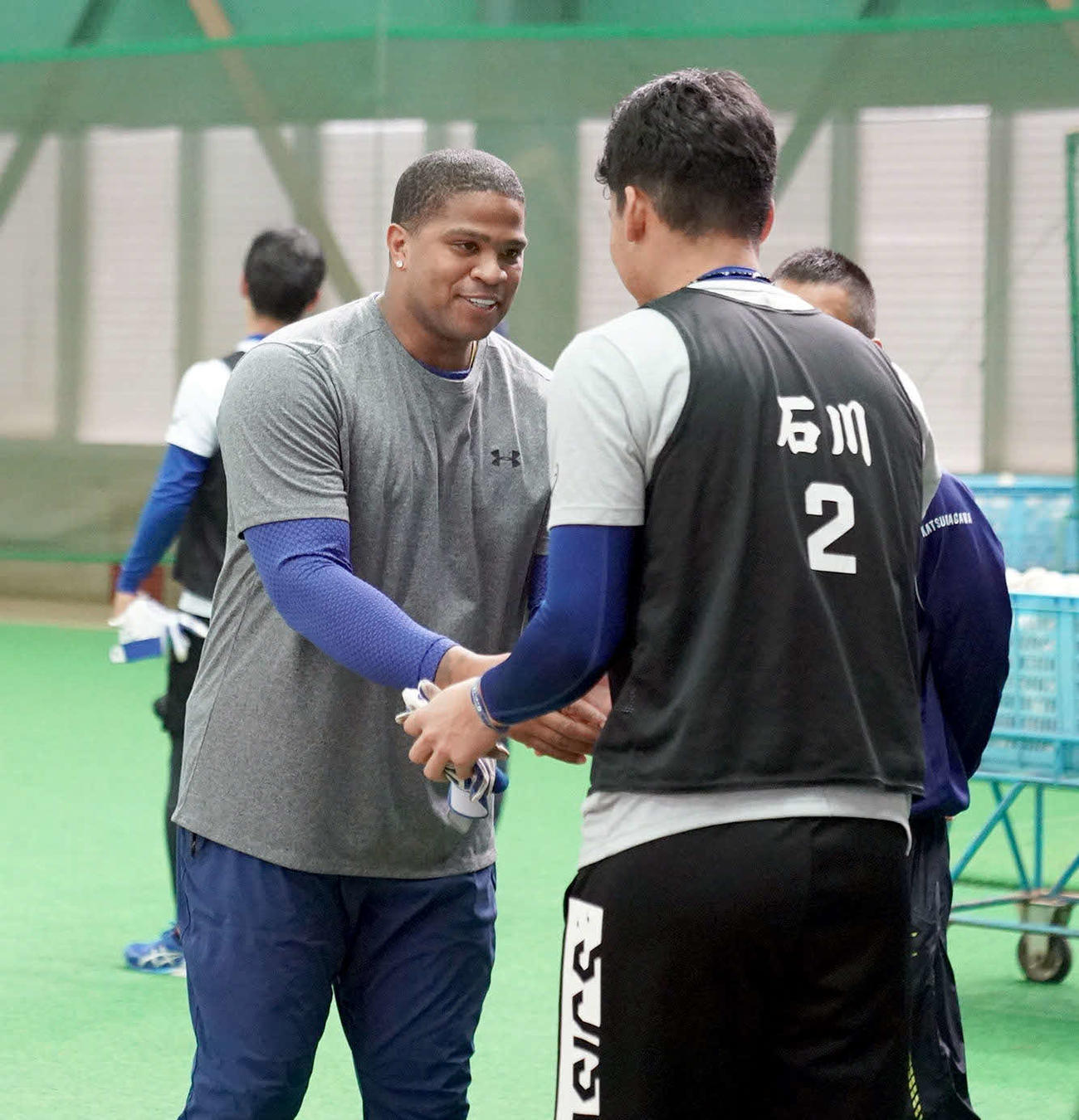 石川昂（右）と握手するビシエド（撮影・森本幸一）
