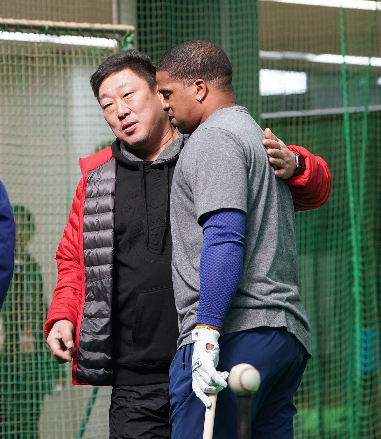 中村バッテリーコーチと話すビシエド（撮影・森本幸一）