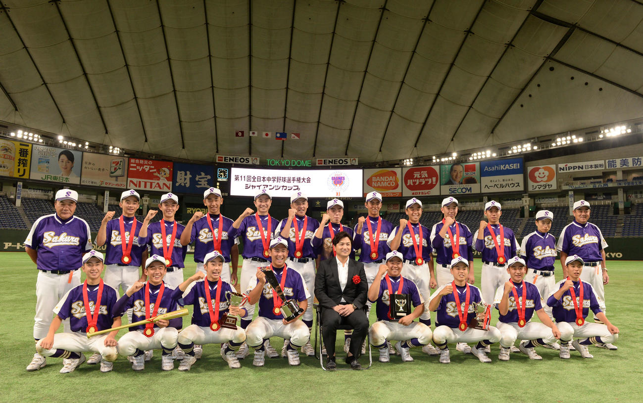 2017年8月、全日本中学野球選手権大会ジャイアンツカップで優勝した佐倉リトルシニアの選手たちと一緒に笑顔で写真に納まる巨人高橋監督