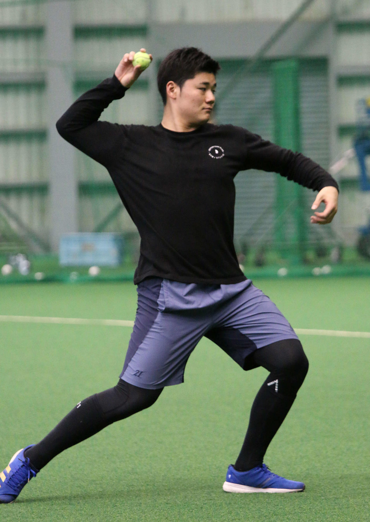 鎌ケ谷で昨年10月末に受けた右肘手術後初めて、テニスボールでスローイングを行った日本ハム清宮（撮影・木下大輔）