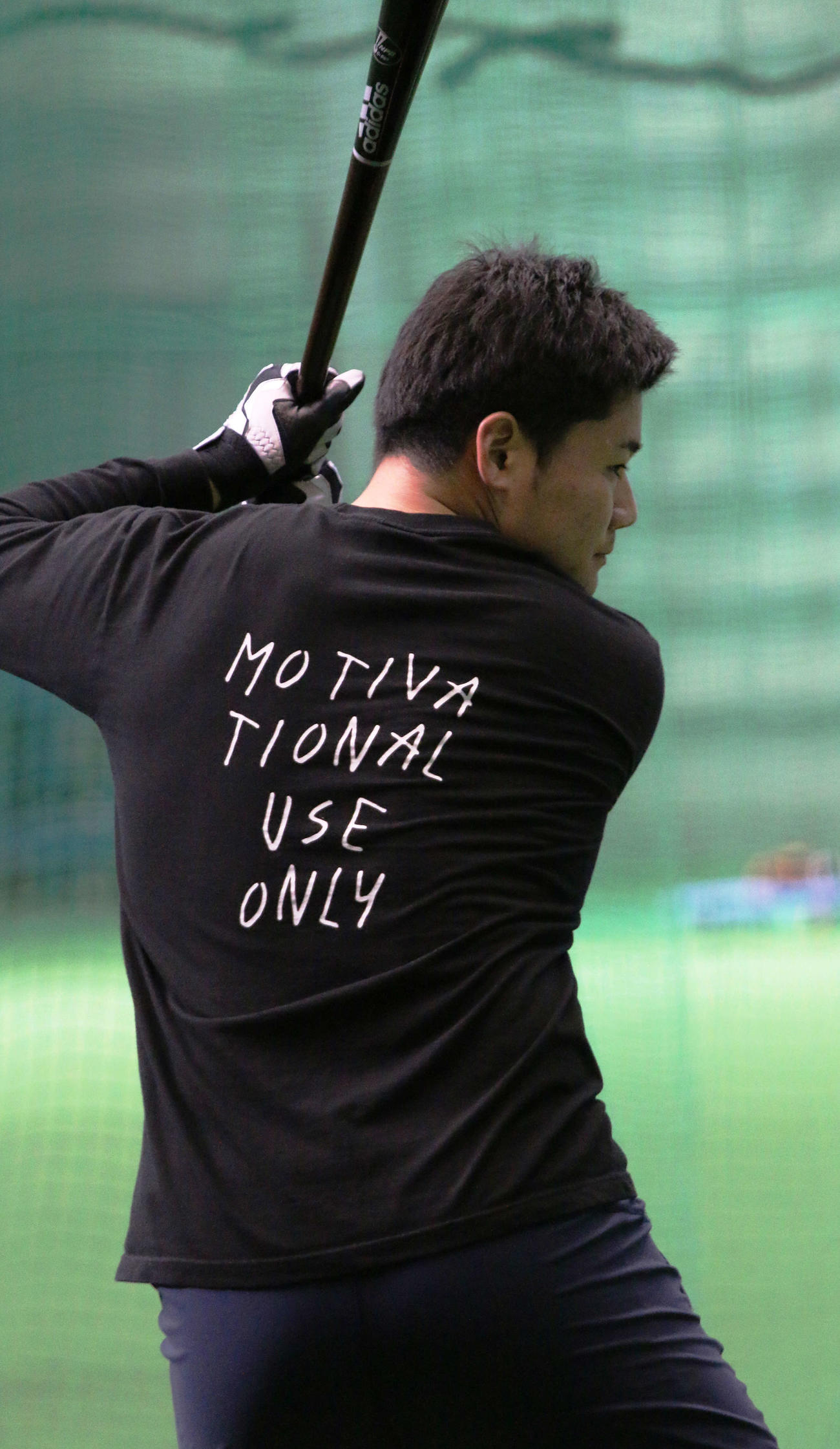 鎌ケ谷で「MOTIVATIONAL　USE　ONLY」（とデザインされたTシャツを着て自主トレを行った日本ハム清宮（撮影・木下大輔）