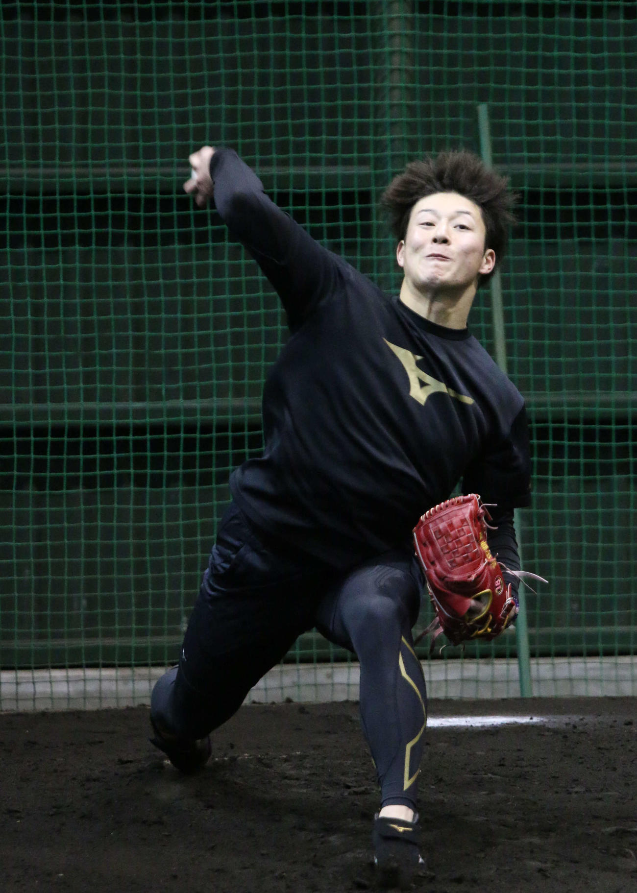 鎌ケ谷のブルペンで捕手を座らせて31球を投げた日本ハム吉田輝（撮影・木下大輔）