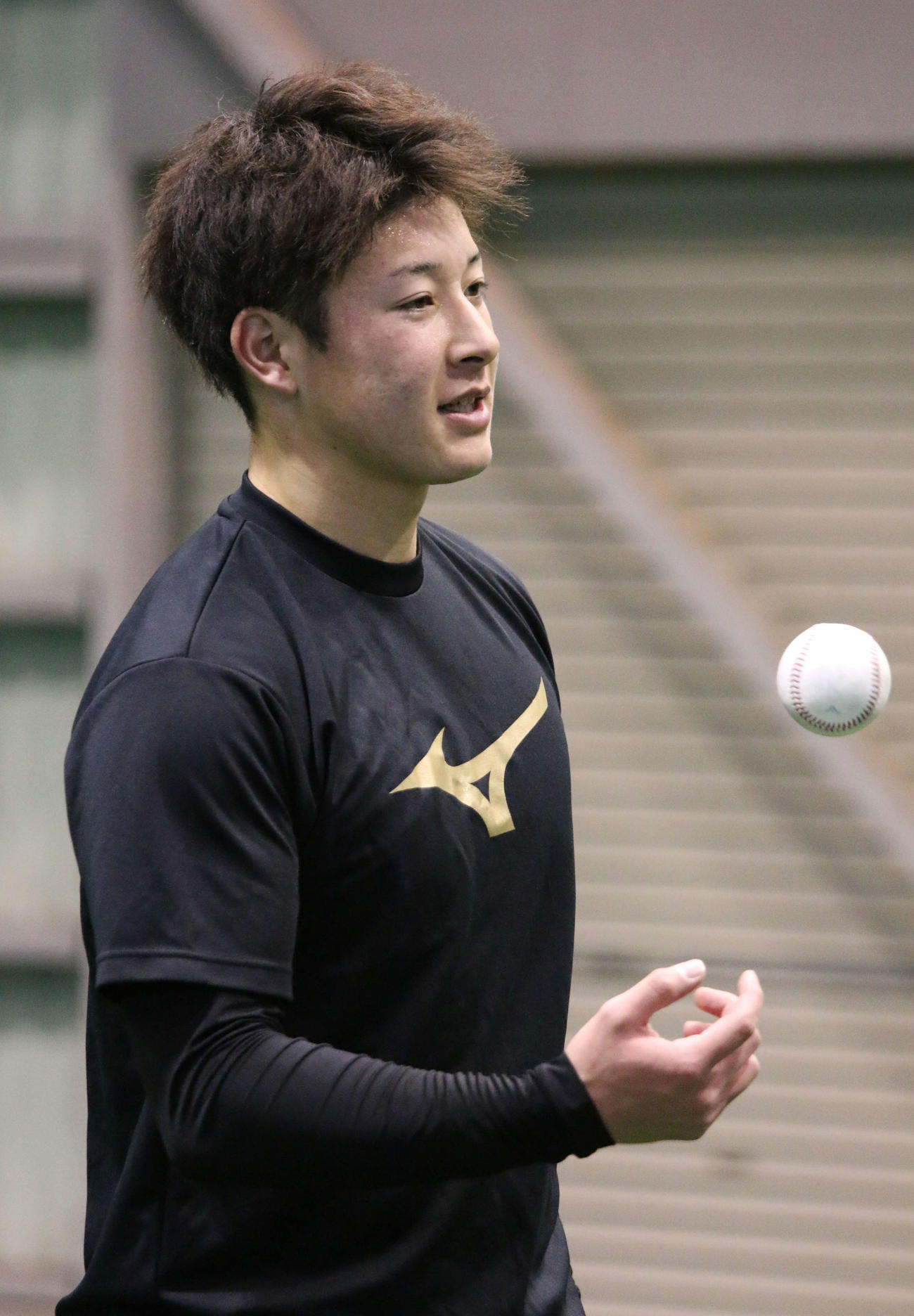 鎌ケ谷のブルペンで捕手を座らせて31球を投げた日本ハム吉田輝（撮影・木下大輔）