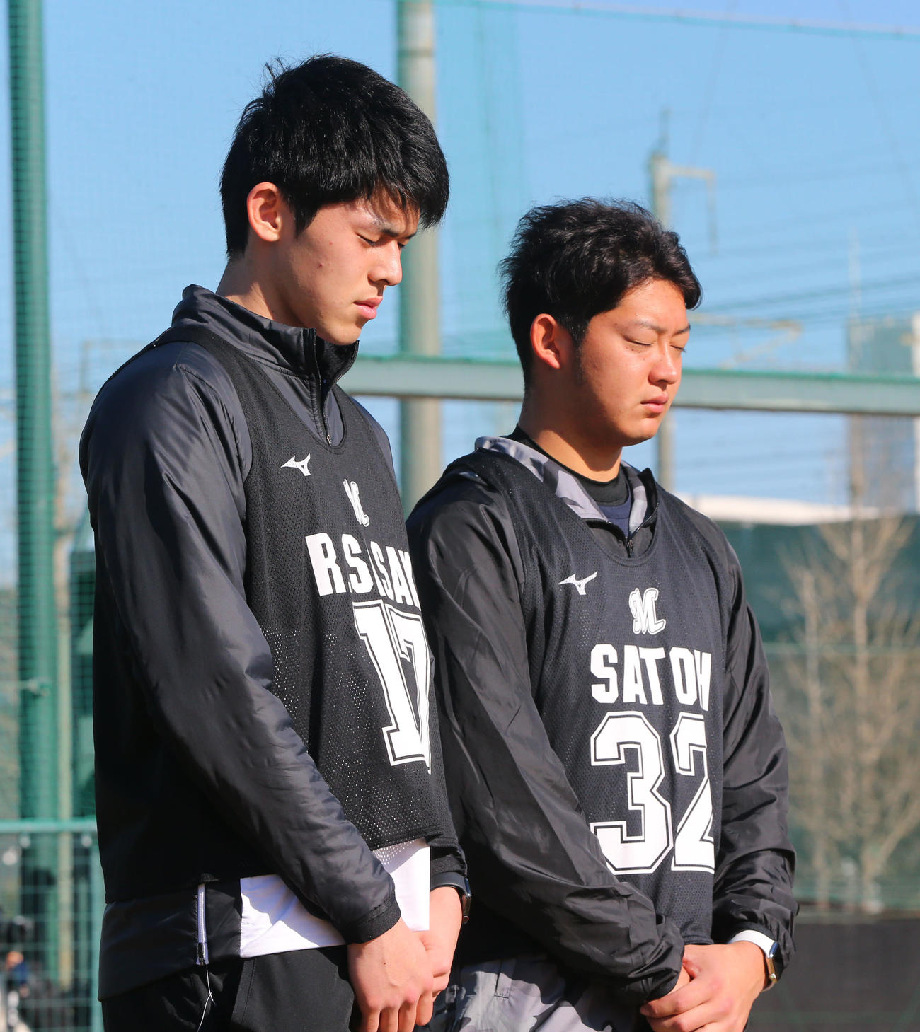 練習前、ロッテ重光武雄元オーナーをしのび黙とうを行う佐々木朗（左）と佐藤（撮影・垰建太）