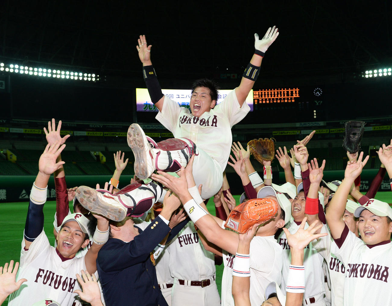 九州大学選手権で優勝し福岡大ナインから胴上げされる梅野隆太郎（2013年11月8日撮影）