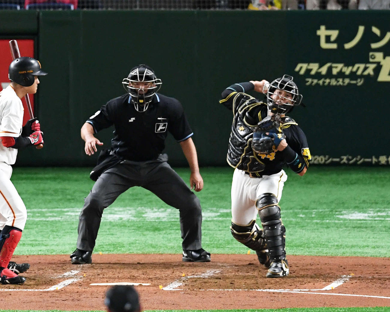 CSファイナル第2戦で盗塁を試みた巨人若林を刺す梅野（2019年10月10日撮影）