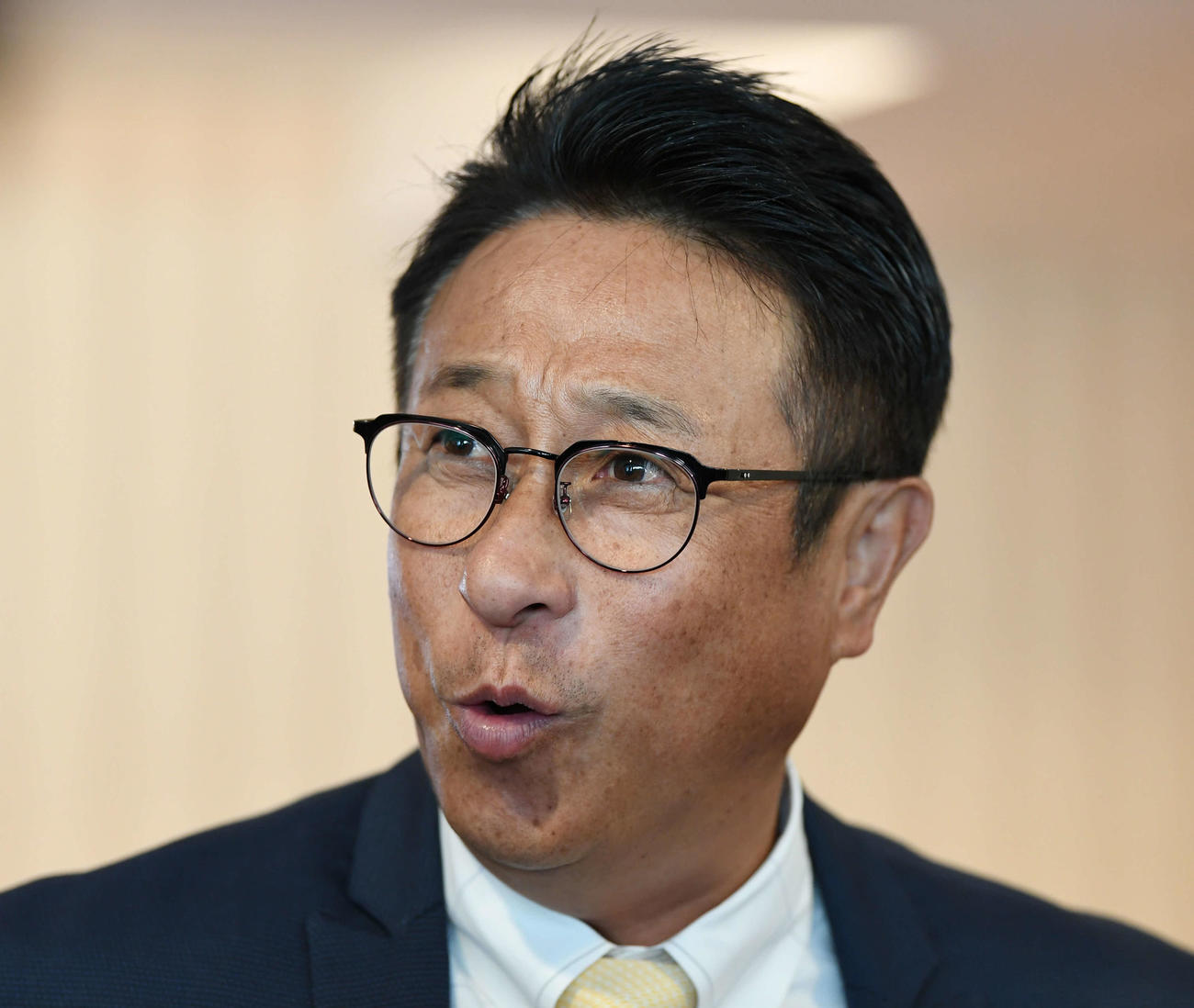 巨人スタッフ会議を終え、記者の取材に答える宮本コーチ（撮影・加藤諒）