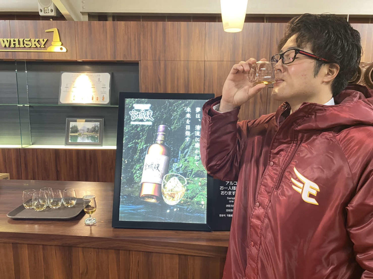ニッカウヰスキー宮城峡蒸留所を見学し宮城峡を試飲する楽天ドラフト6位の滝中（撮影・桑原幹久）
