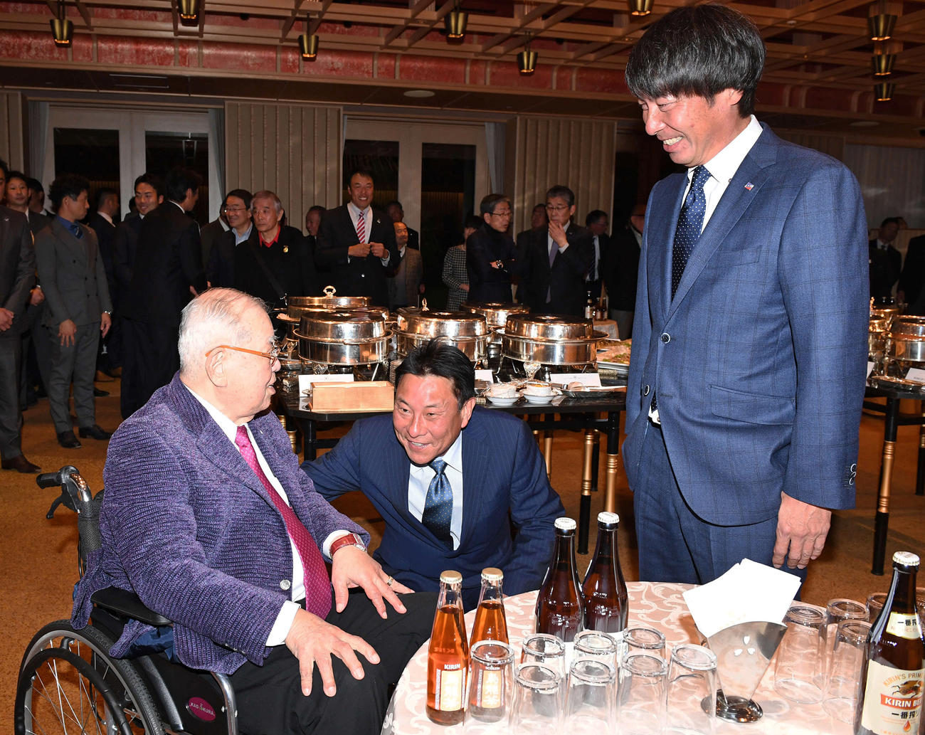 ヤクルトOB会で談笑する左から野村氏、池山2軍監督、高津監督（撮影・鈴木みどり）