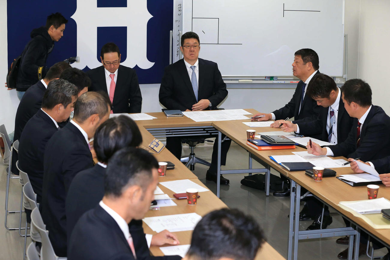 スタッフ会議を行った広島佐々岡監督（右から4人目）ら