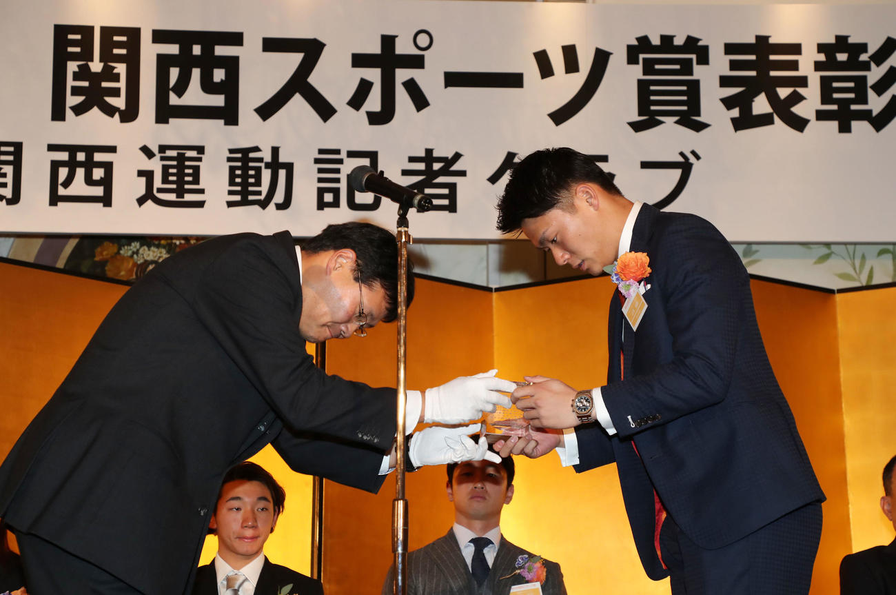 関西スポーツ賞の表彰を受ける山本由（撮影・加藤哉）