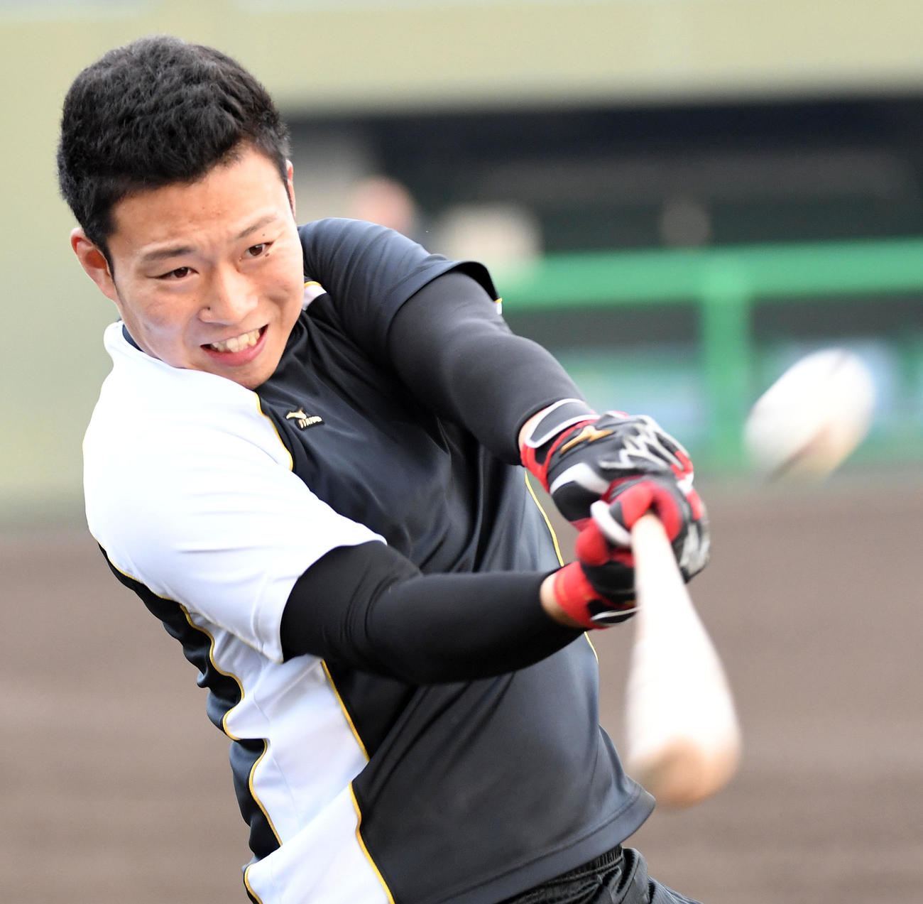 ロングティーを行う藤田（撮影・前岡正明）