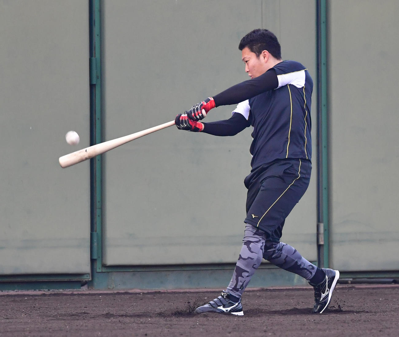ロングティーを行う藤田（撮影・清水貴仁）
