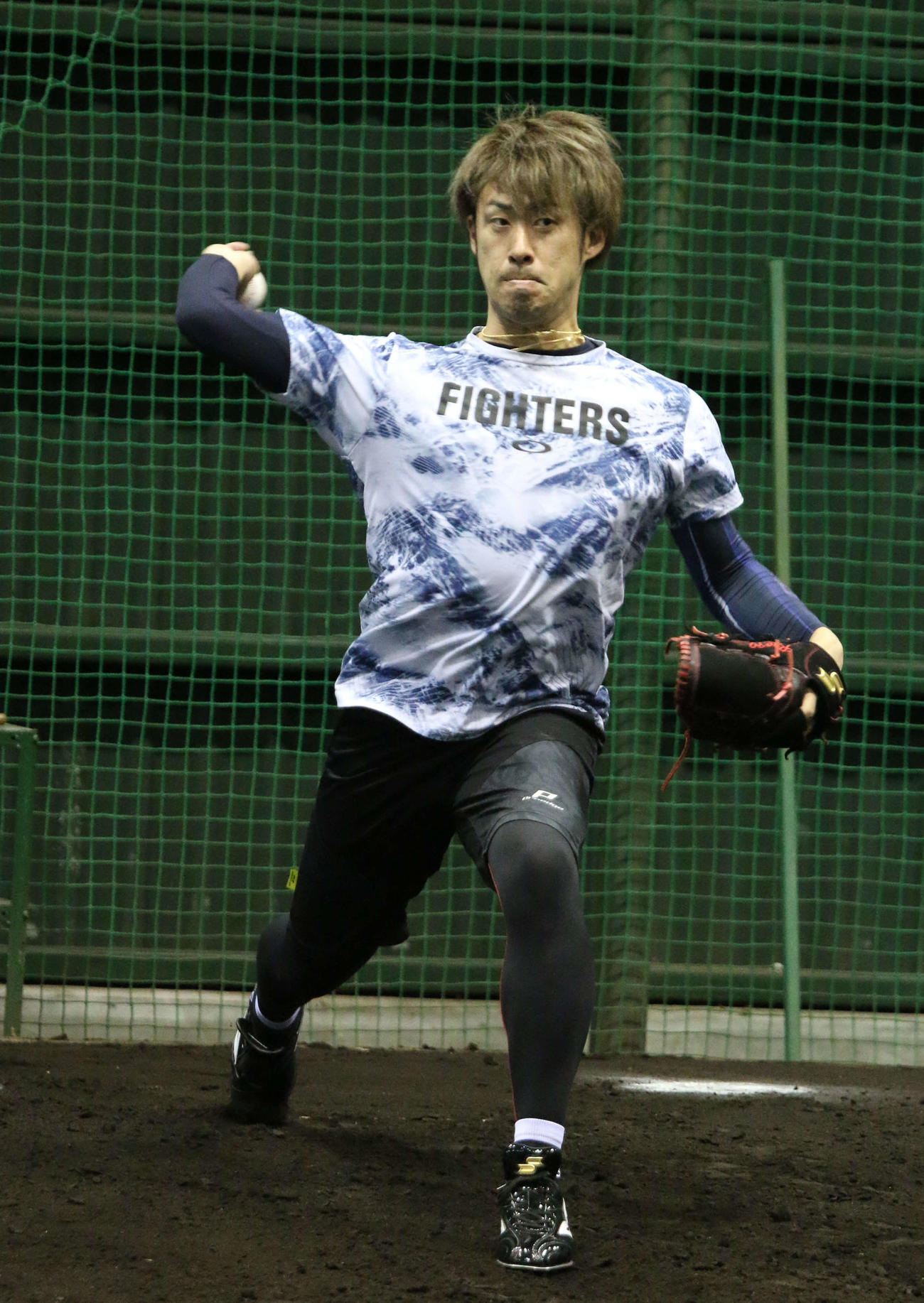 鎌ケ谷のブルペンで捕手を立たせて初投げした日本ハム秋吉（撮影・木下大輔）