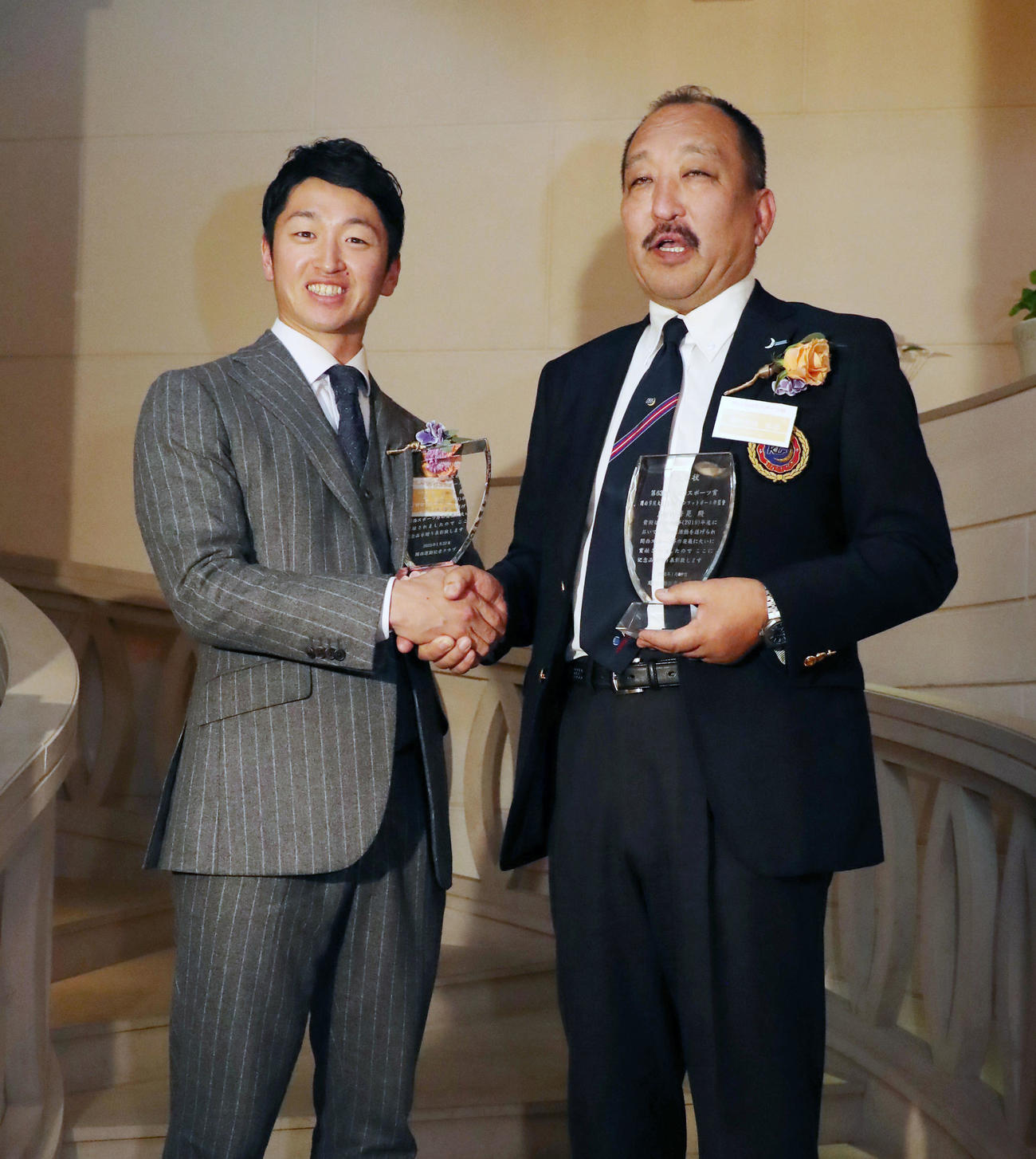 近本（左）と笑顔で握手する関学大の鳥内監督（撮影・加藤哉）