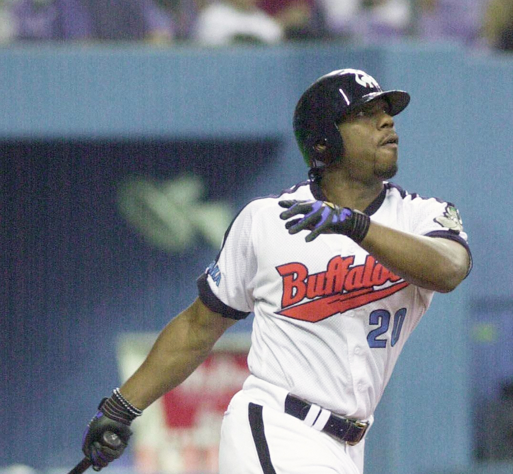 右越えに55号本塁打を放つ近鉄タフィ・ローズ（2001年9月24日）