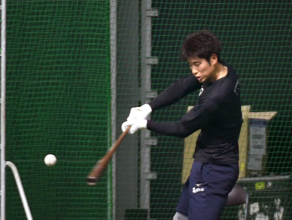 ティー打撃で鋭い打球を放つ上林（撮影・今浪浩三）