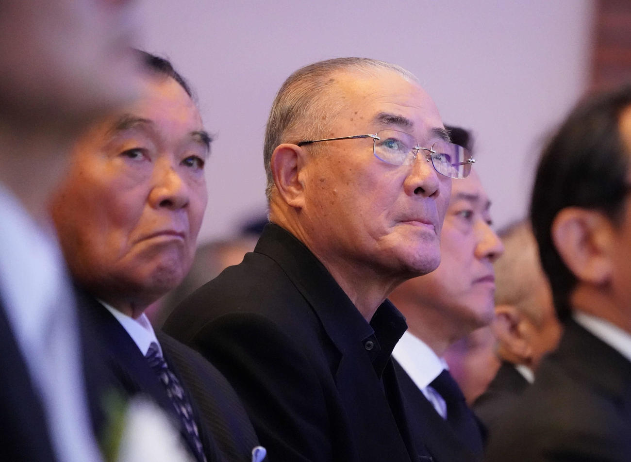 「金田正一お別れの会」に参列した張本勲氏（中央）。奥は巨人原辰徳監督（撮影・加藤諒）