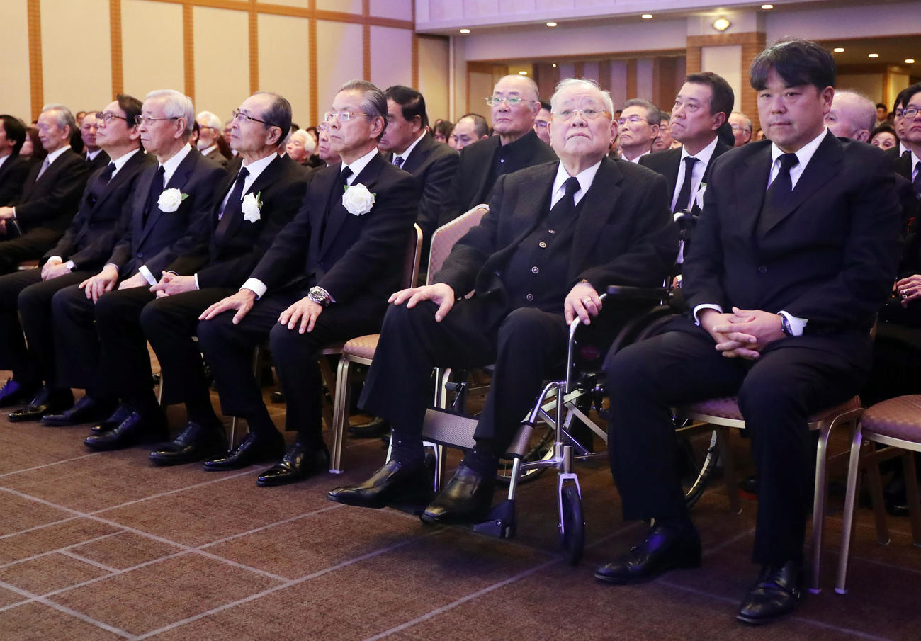 「金田正一お別れの会」に参列した前列右から楽天野村克則コーチ、野村克也氏。後列右から巨人原監督、張本勲氏。前列左から4人目はソフトバンク王球団会長（撮影・浅見桂子）