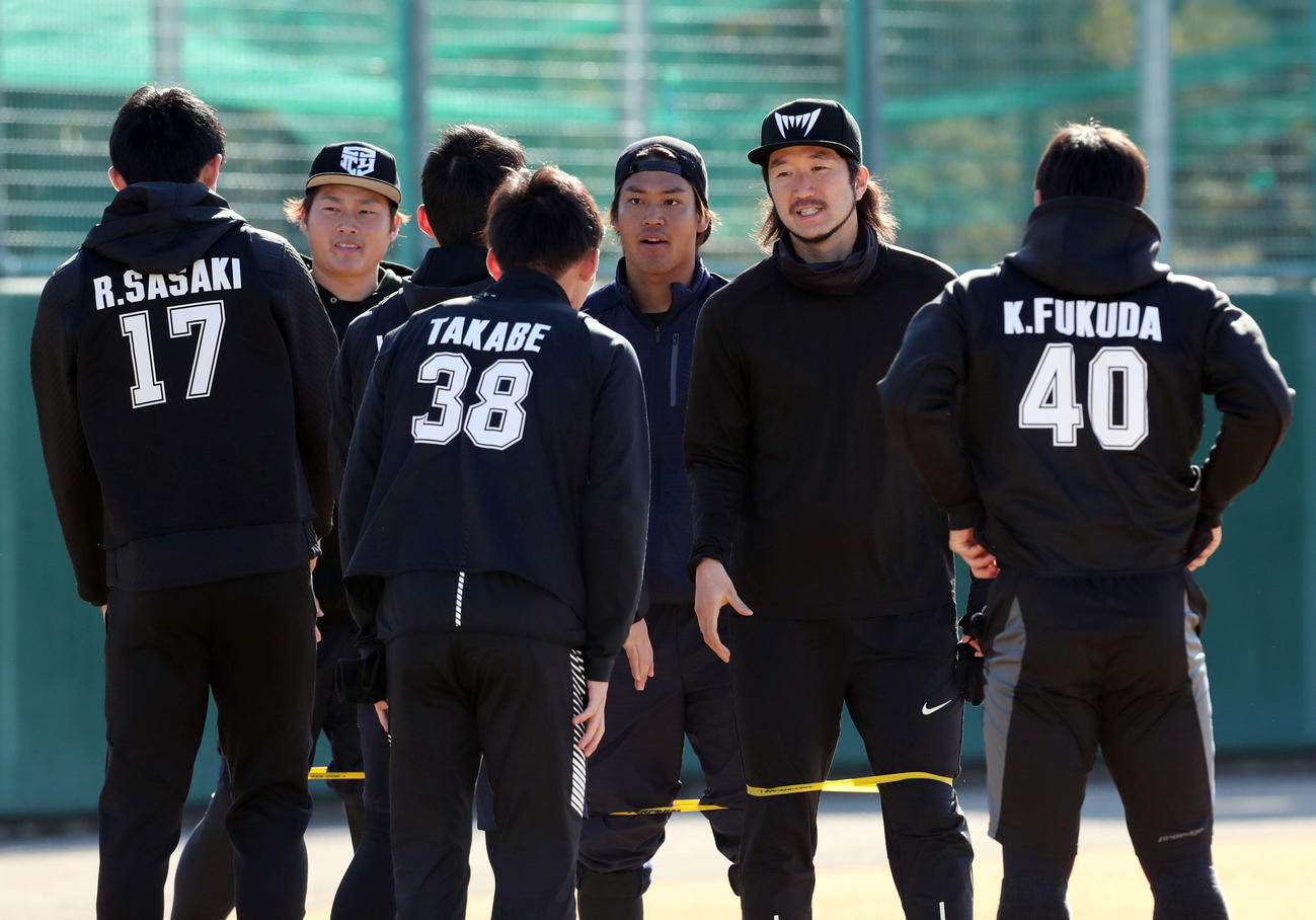 ロッテ石川（右から2人目）、佐々木千（同3人目）、有吉（同6人目）は佐々木朗（左端）ら新人選手たちのあいさつを受ける（撮影・垰建太）