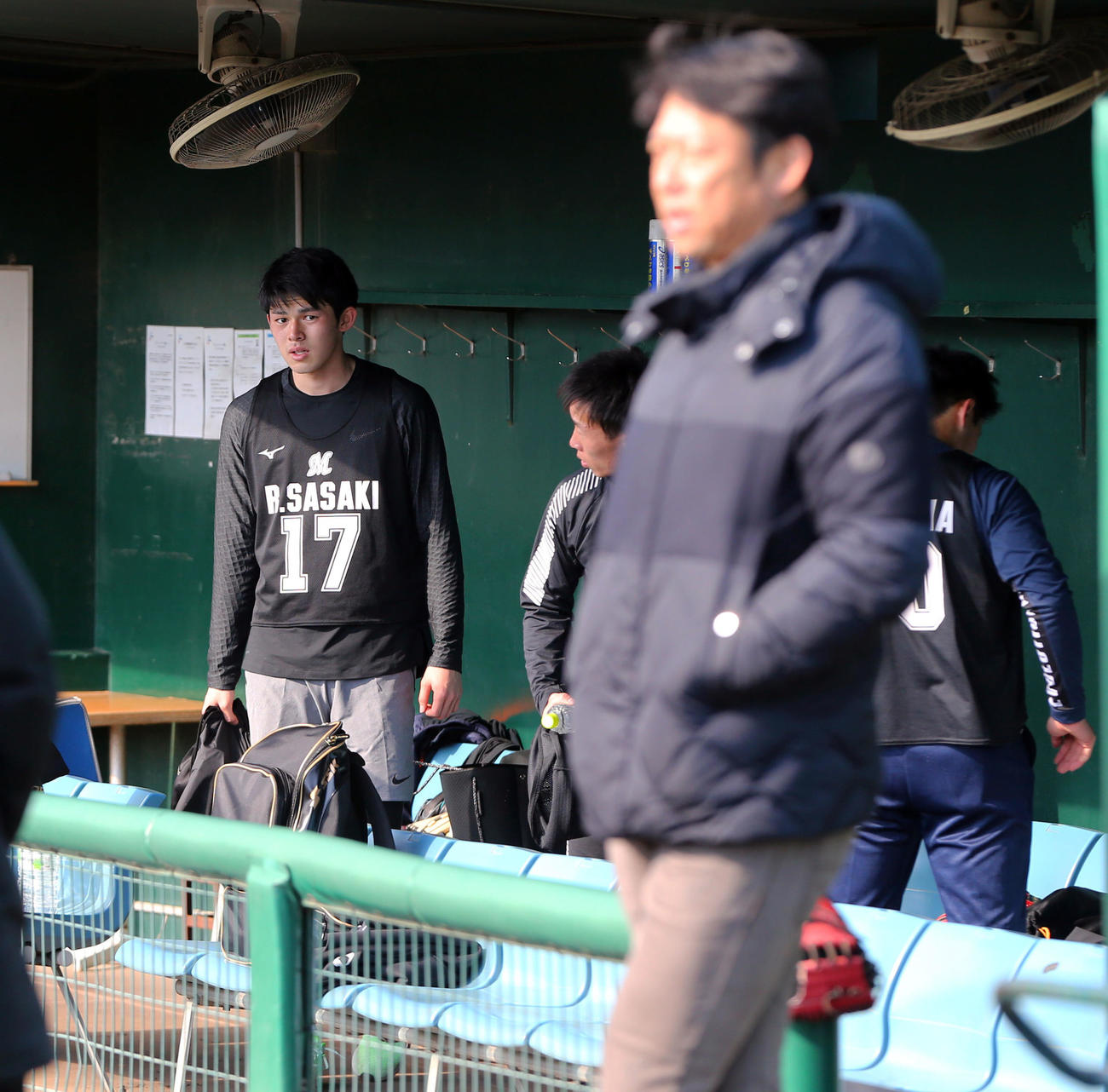 視察したロッテ鳥越ヘッドコーチ（手前）に視線を送る佐々木朗（撮影・垰建太）