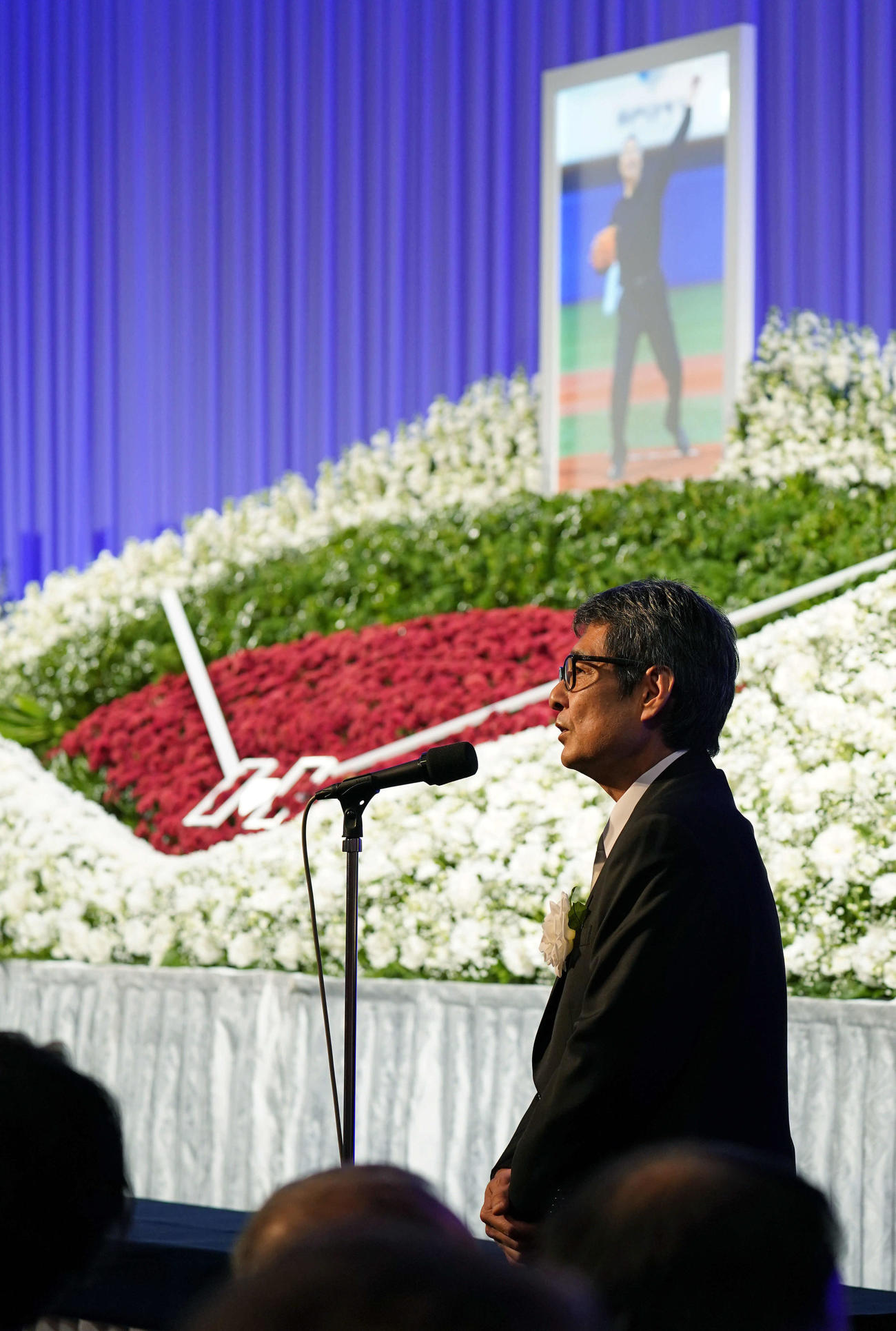 「金田正一お別れの会」で謝辞を述べる長男金田賢一氏（撮影・加藤諒）