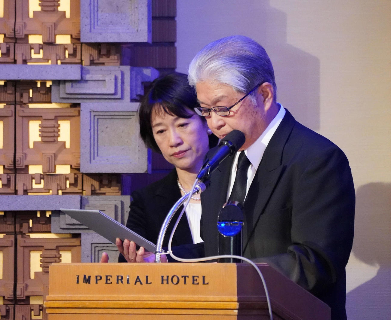 「金田正一お別れの会」で生前に届いていたロッテ重光武雄オーナーからの弔辞を読み上げる司会の吉田填一郎アナウンサー（撮影・加藤諒）