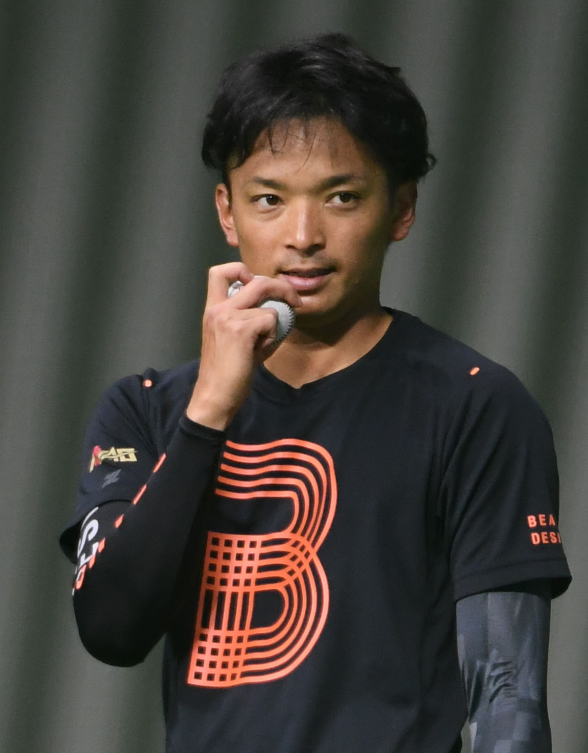真剣な表情でナックルカーブを試す東浜（撮影・今浪浩三）