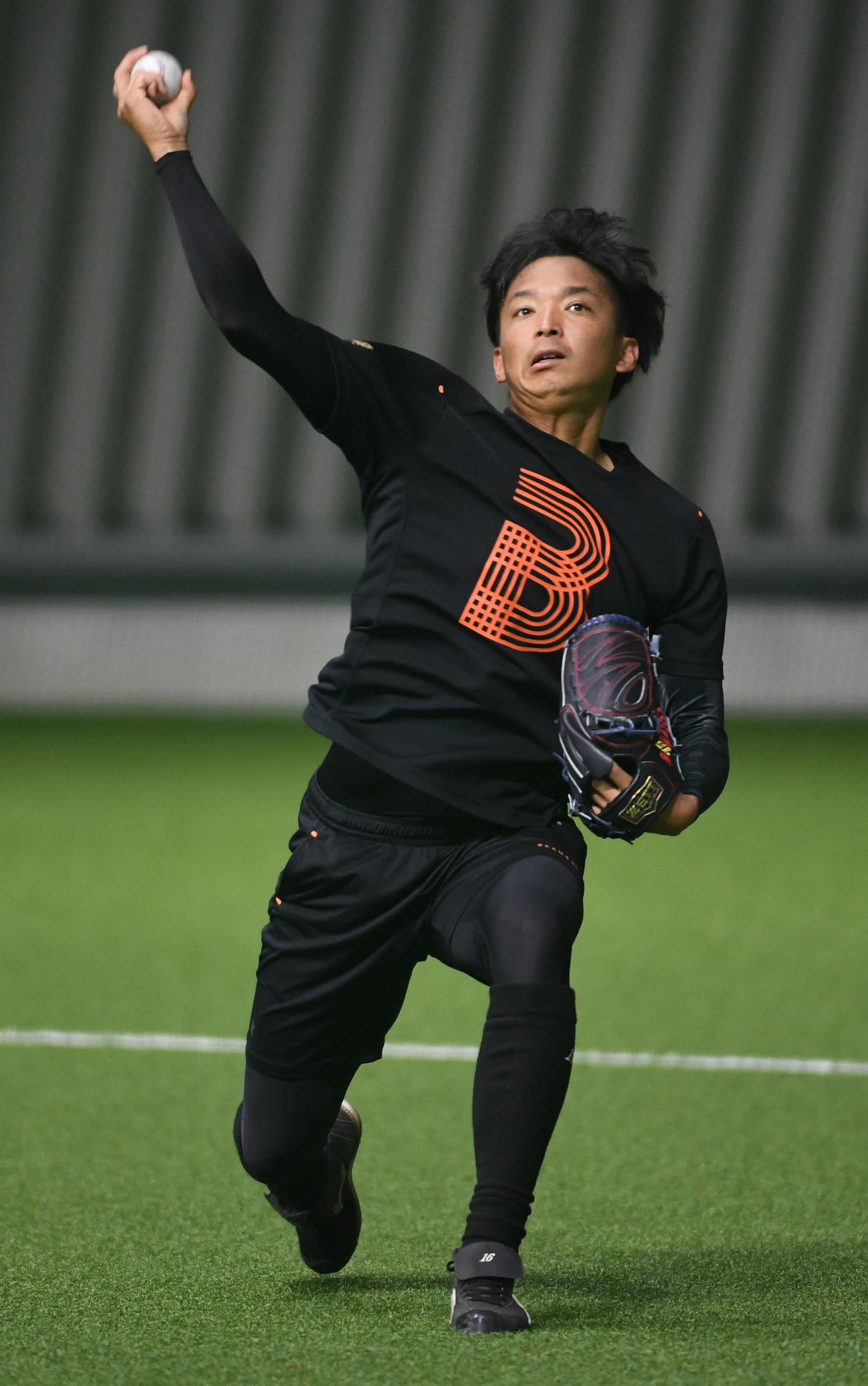 投球練習でナックルカーブを投げる東浜（撮影・今浪浩三）