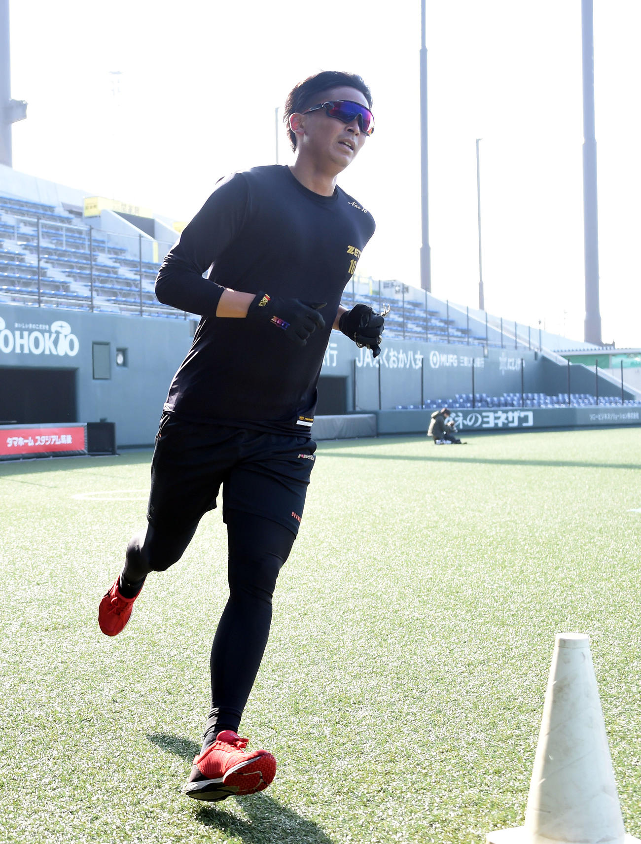 タマホームスタジアム筑後でランニングする東浜巨（撮影・今浪浩三）