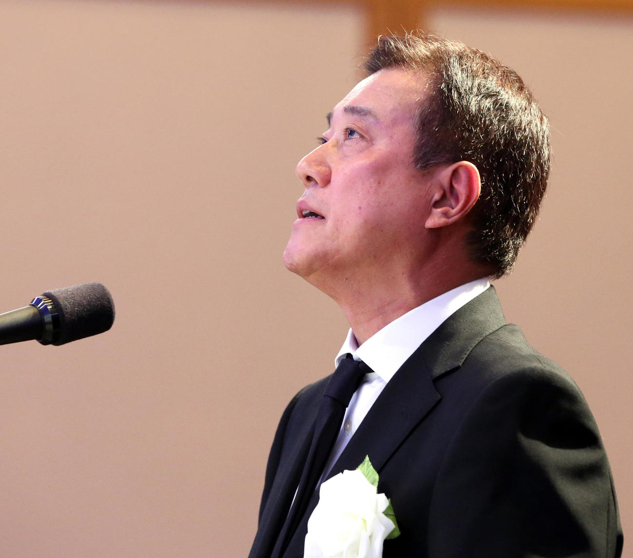 「金田正一お別れの会」でうっすら涙ぐみながらお別れの言葉を捧げる巨人原監督（撮影・浅見桂子）