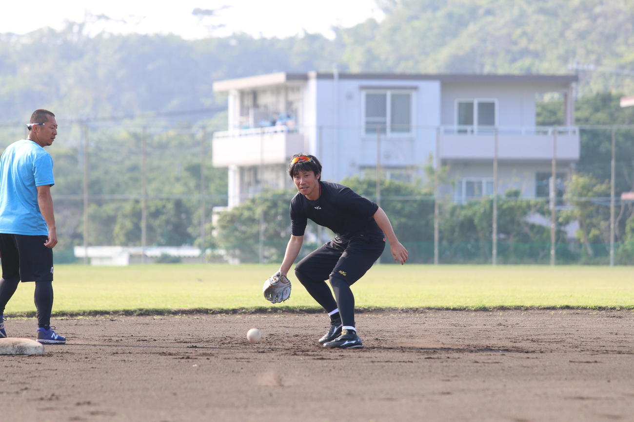 ノックを受ける日本ハム吉川。左は中日谷元（撮影・田中彩友美）