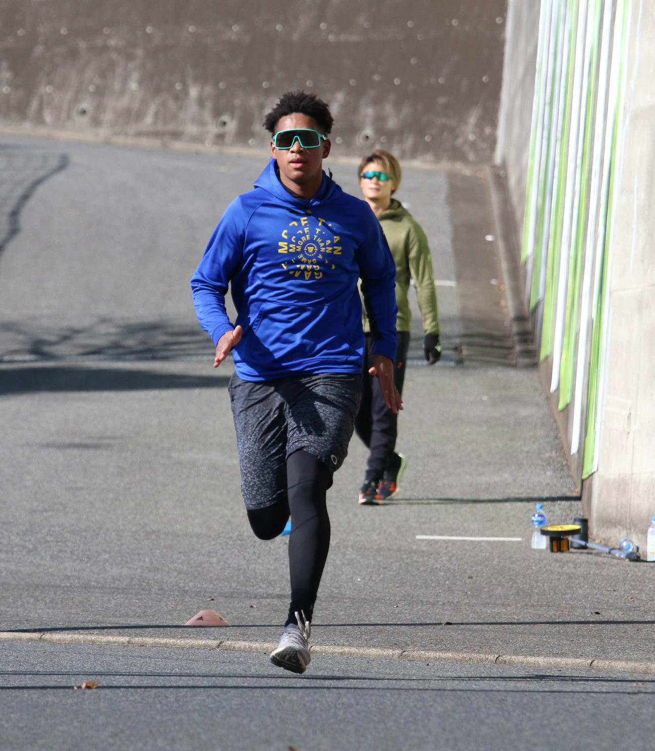鎌ケ谷で西川と自主トレした日本ハム万波（手前）（撮影・木下大輔）