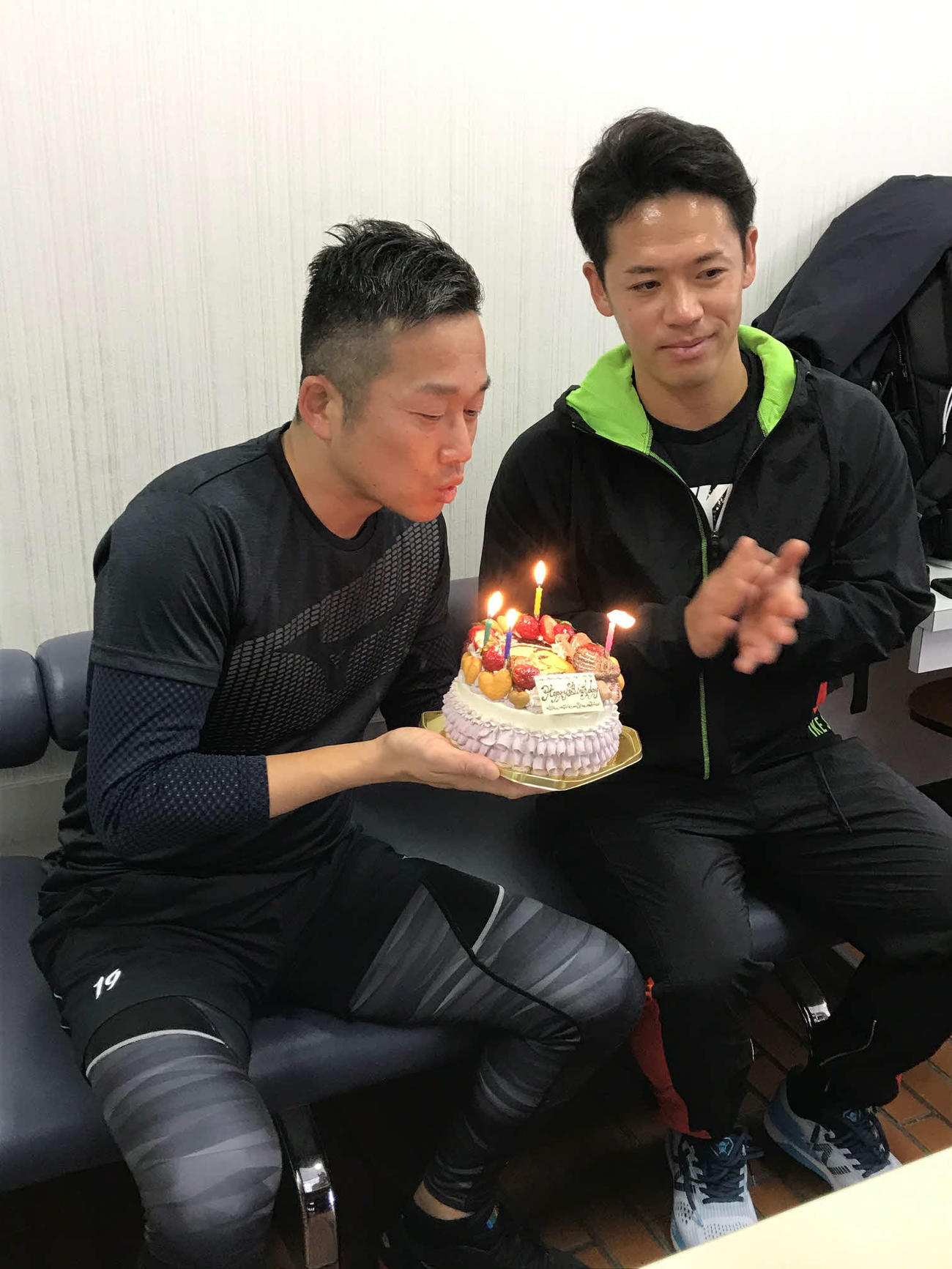 22日に40歳の誕生日を迎えろうそくの火を消すヤクルト石川（左）と祝福する小川（撮影・保坂恭子）