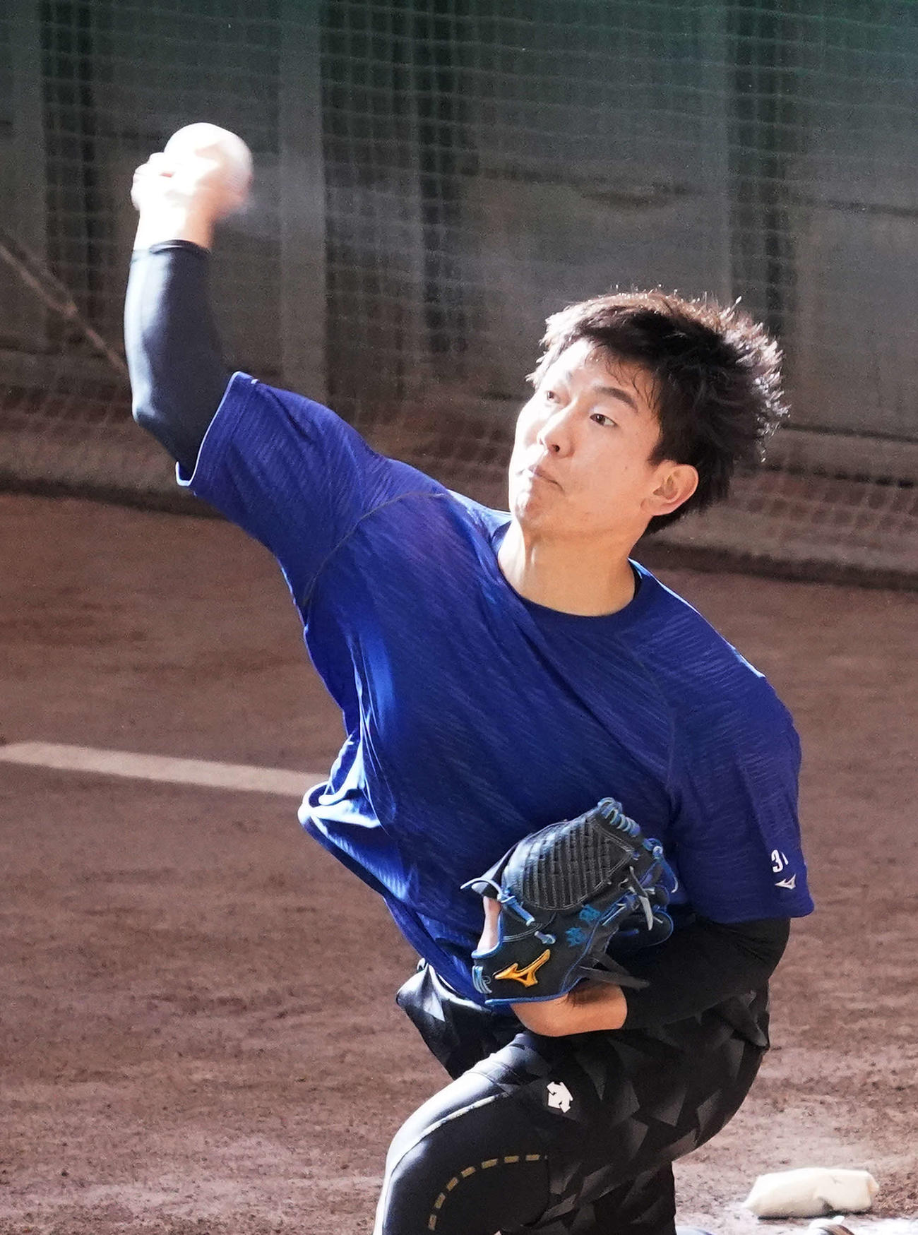 ブルペンで力投する巨人畠（撮影・河野匠）
