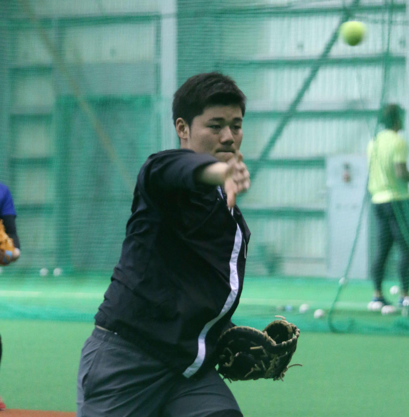 鎌ケ谷でテニスボールでスローイングを行った日本ハム清宮（撮影・木下大輔）