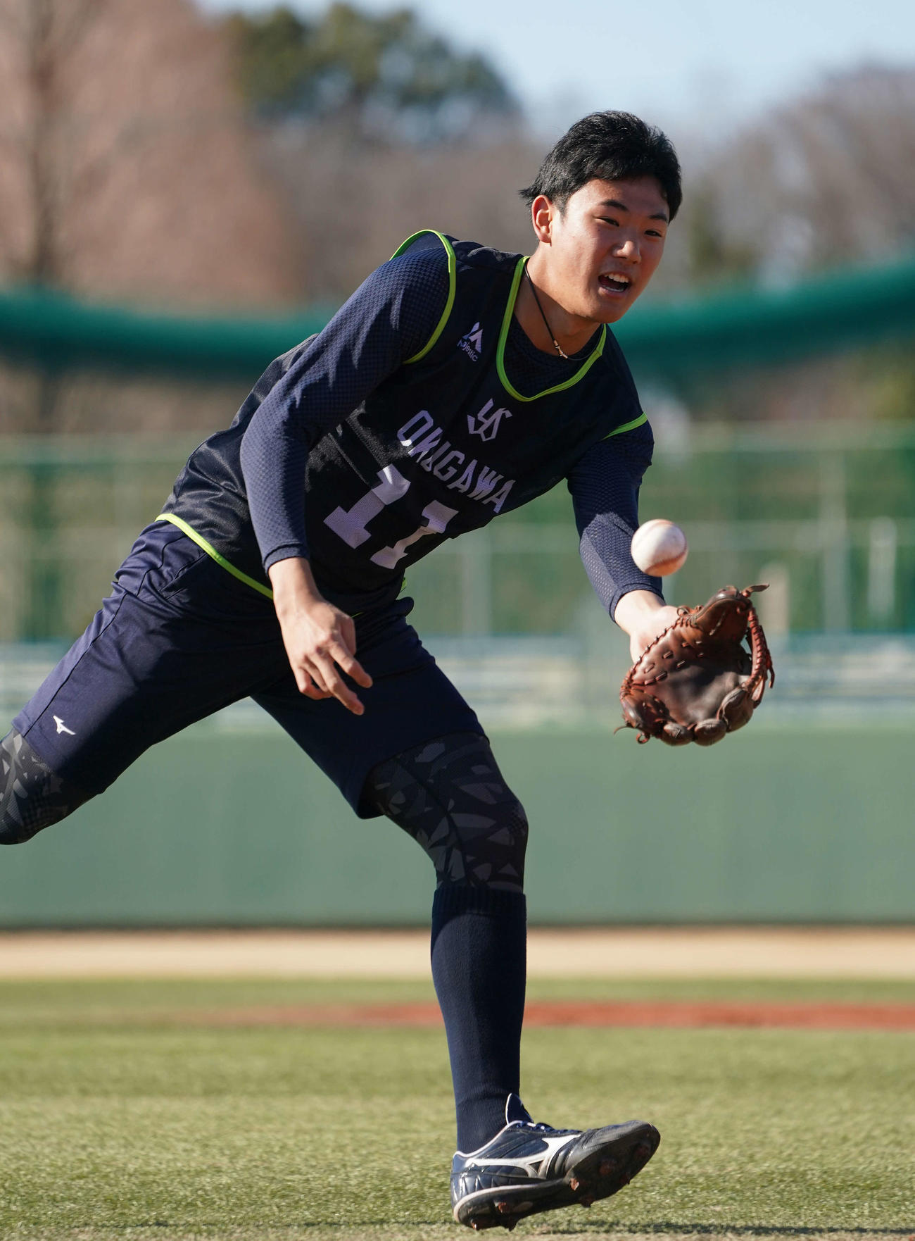 投内連係を行うヤクルト奥川（撮影・鈴木みどり）