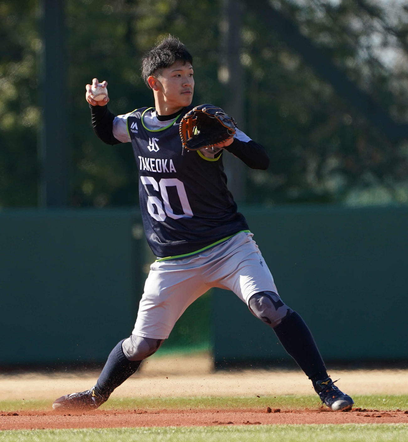 投内連係を行うヤクルト武岡（撮影・鈴木みどり）