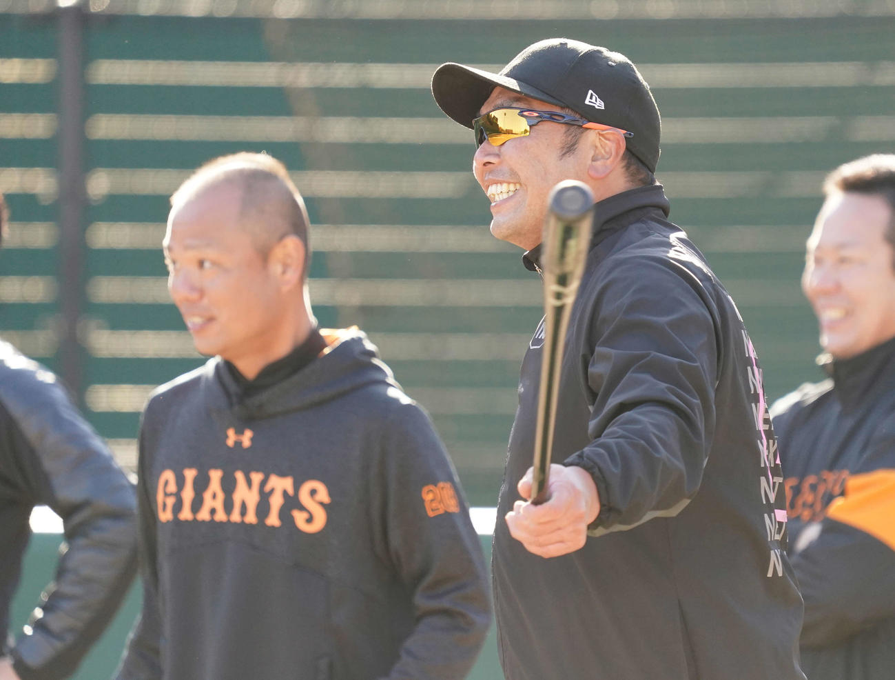 育成選手へのノックで笑顔を見せる巨人阿部2軍監督（撮影・河野匠）