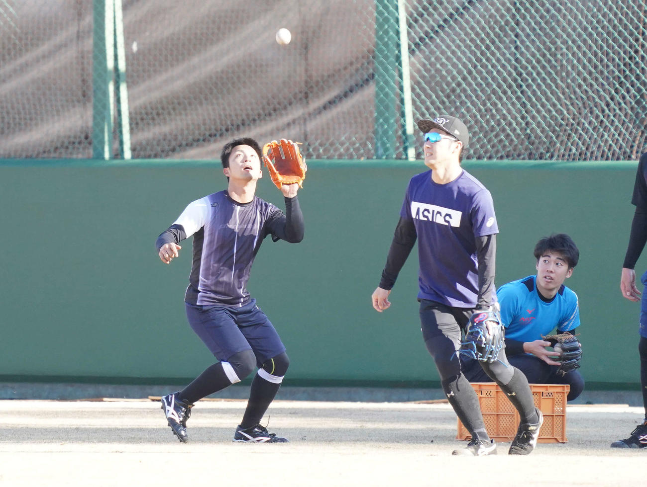 巨人阿部慎之助2軍監督のノックを受ける平間（左）（撮影・河野匠）