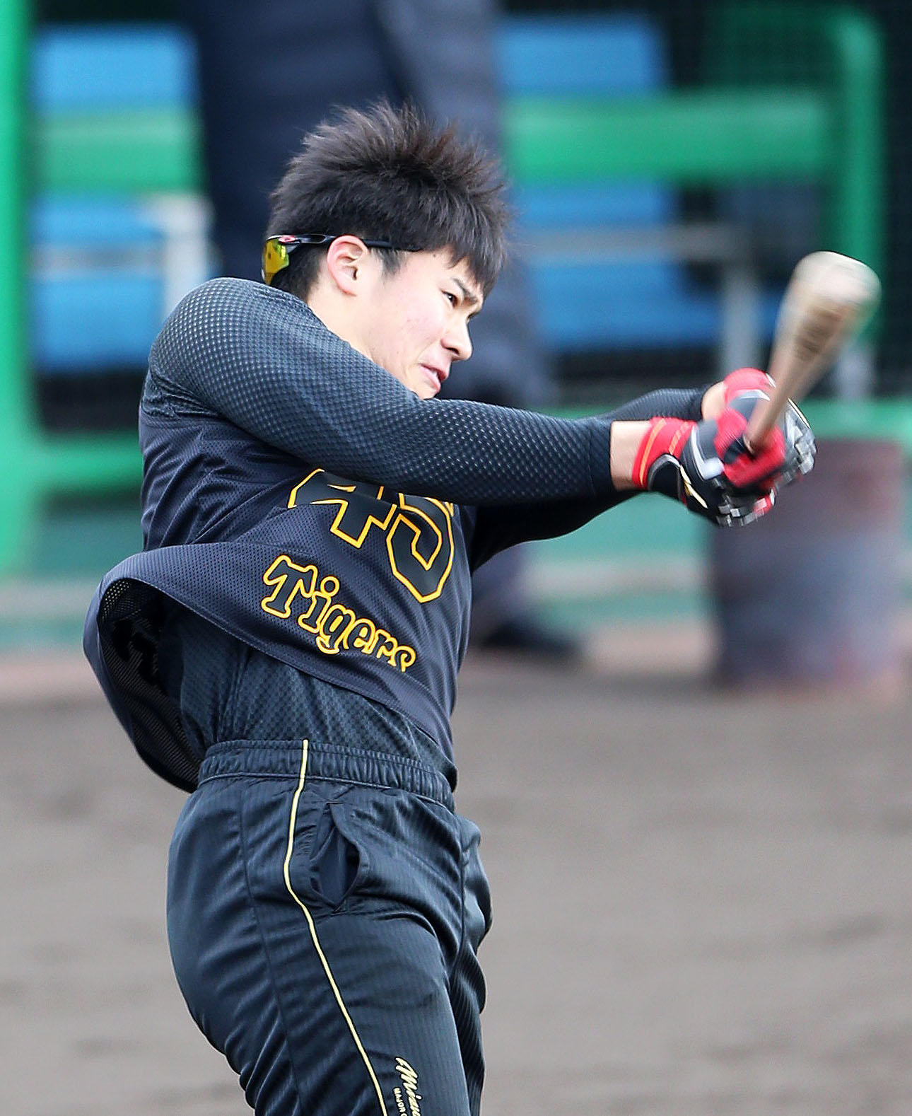 ロングティー打撃する遠藤（撮影・上山淳一）