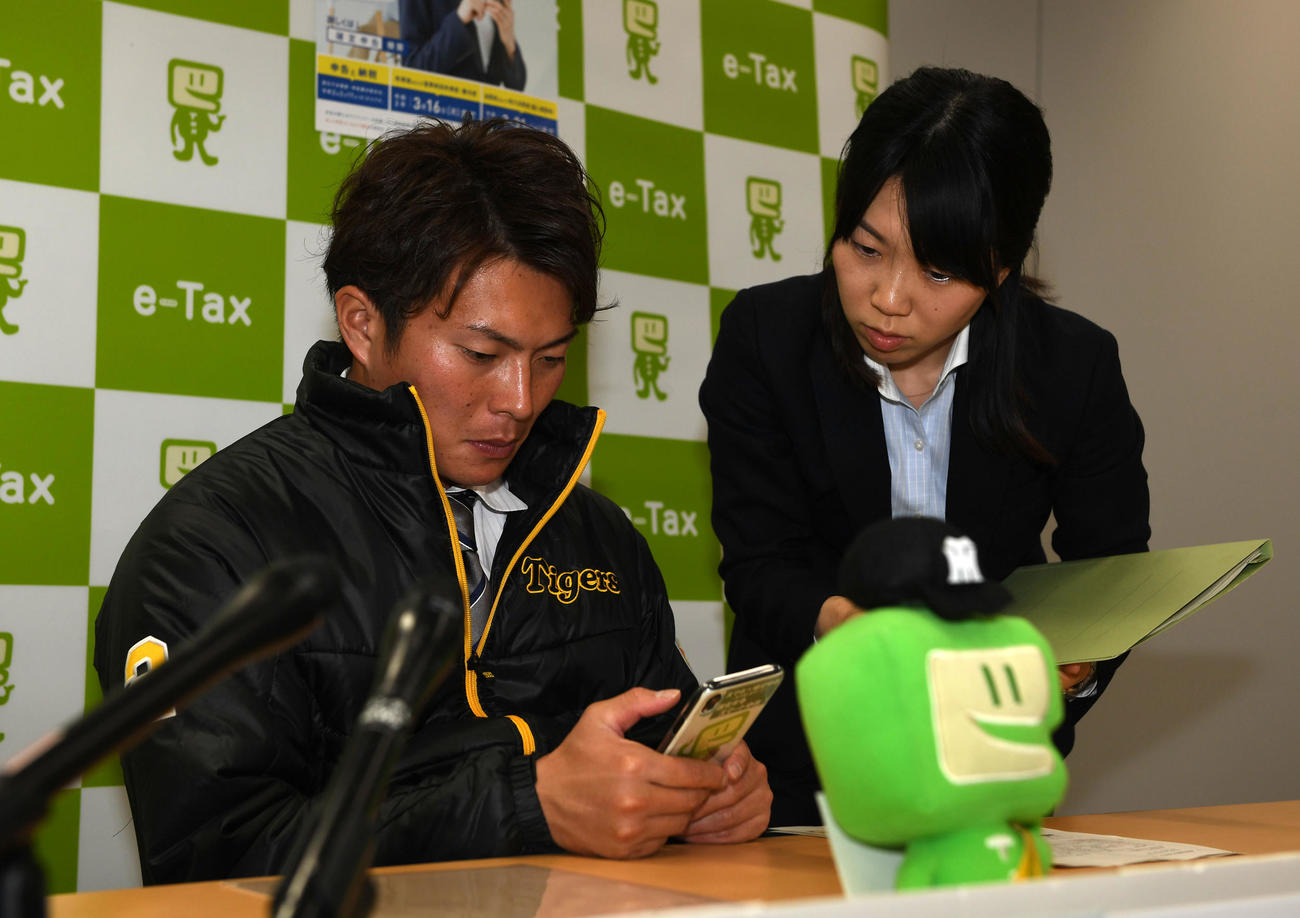 説明を聞きながらスマホによる確定申告を疑似体験した阪神北條（撮影・前岡正明）