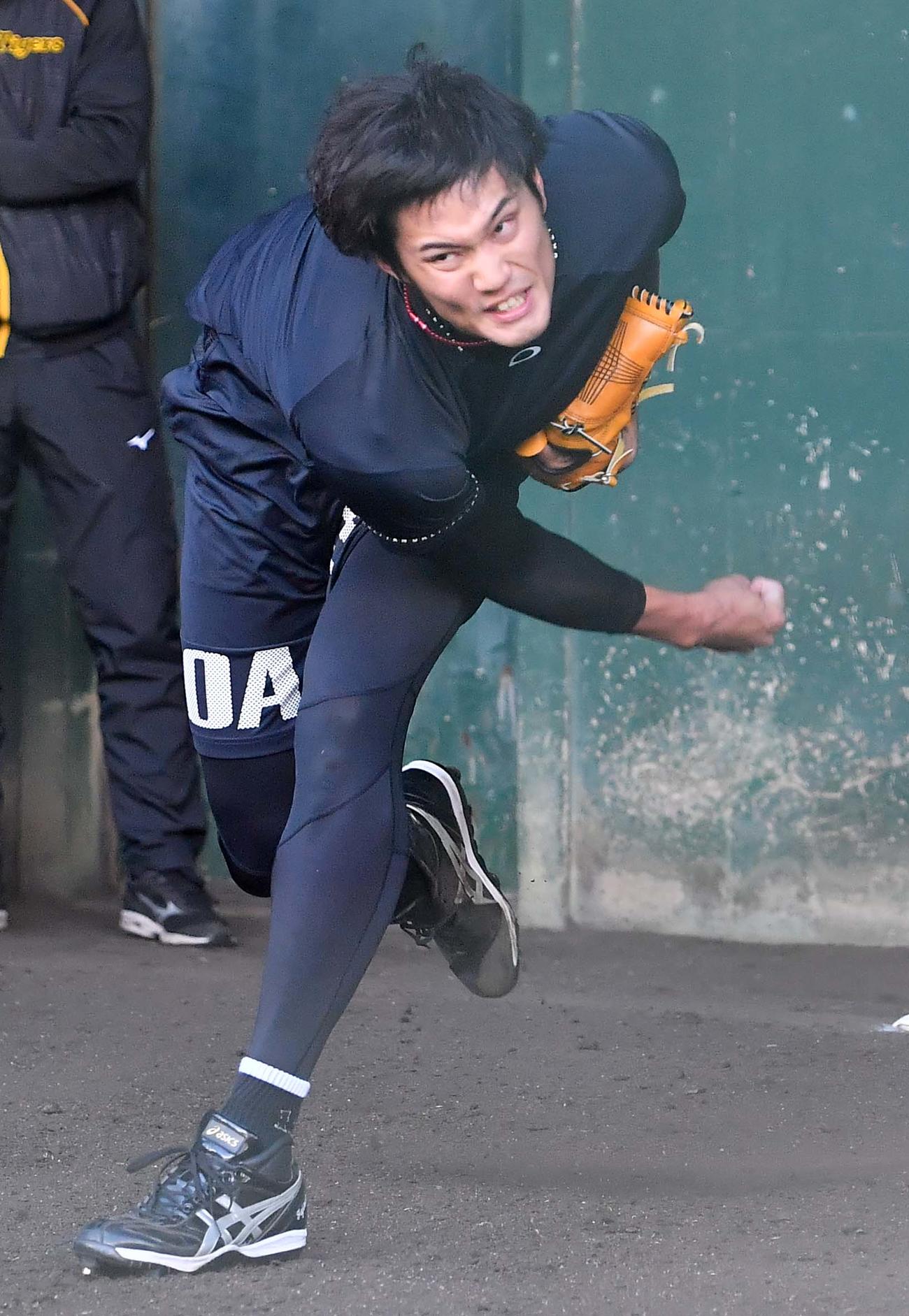 ブルペンで投球練習をする藤浪（撮影・上田博志）