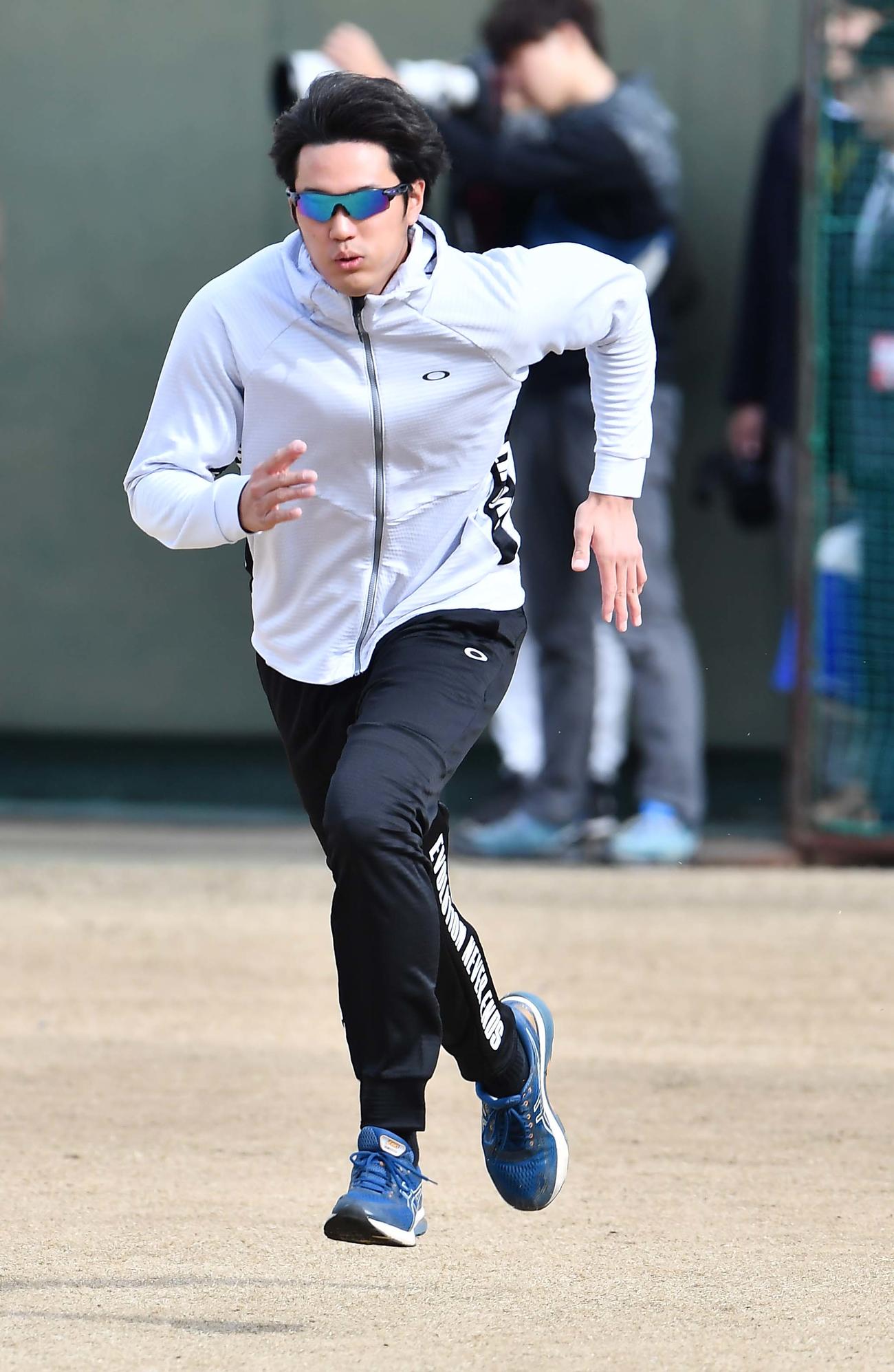 外野をダッシュして汗を流す藤浪晋太郎（撮影・上田博志）